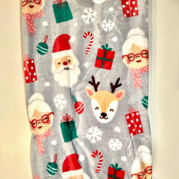 Mrs. Claus Santa & Reindeer Decorative Christmas Throw Blanket Gifts Smowflakes - Picture 14 of 15